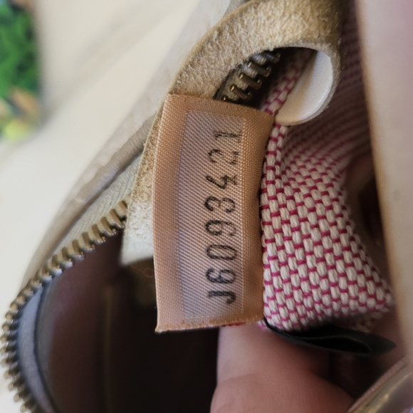 Dooney and Bourke vintage Ivory pebbled medium hobo shoulder bag. - Picture 11 of 16